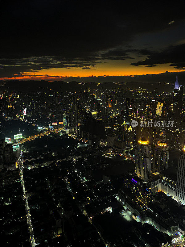 Bang Na高速公路，曼谷市中心，泰国城市景观摩天大楼天际线视图，照明建筑在黑暗中，戏剧性，情绪化，大气，夕阳暮光天空